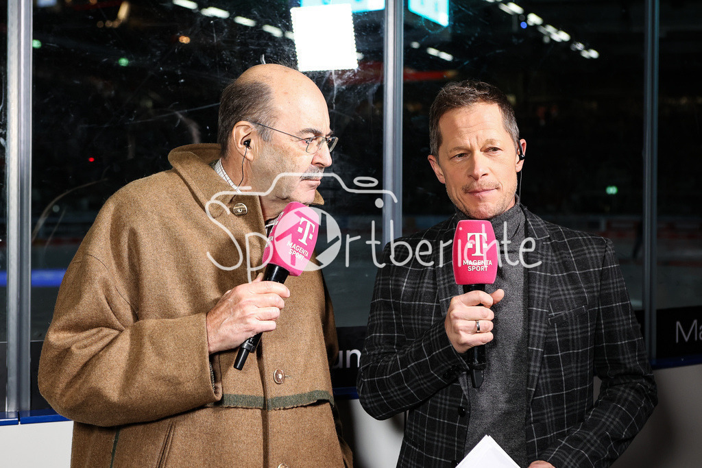 Augsburger Panther - Nürnberg ICE Tigers | Fritz von Thurn und Taxis am Mikrofon von Magenta Sport beim DEL Retro Spiel zwischen Augsburg und Nürnberg / Sascha BANDERMANN