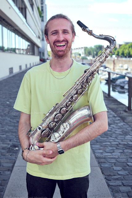 Moritz Schuster | High End Portraits. Einzelportrait Paarportrait Gruppenportrait Künstlerportrait Bandportzait Bühnenfotografie Fashion Lifestyle Urbanlife  - Realisiert mit Pictrs.com