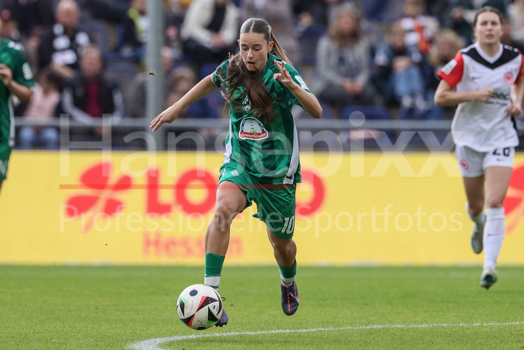 Fussball, Google Pixel Frauen-Bundesliga, Eintracht Frankfurt - SV Werder Bremen | v.li.: Tuana Mahmoud (SV Werder Bremen, 10) am Ball, Einzelbild, Ganzkörper, Aktion, Action, Spielszene, DIE DFB-RICHTLINIEN UNTERSAGEN JEGLICHE NUTZUNG VON FOTOS ALS SEQUENZBILDER UND/ODER VIDEOÄHNLICHE FOTOSTRECKEN. DFB REGULATIONS PROHIBIT ANY USE OF PHOTOGRAPHS AS IMAGE SEQUENCES AND/OR QUASI-VIDEO.