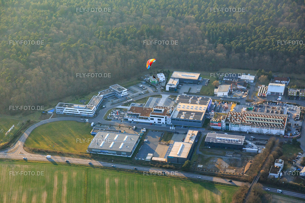 Industriegebiet Helmholtzstraße mit hornung baushop https://hornung-baushop.de/ | Luftbild: Industriegebiet Helmholtzstraße mit hornung baushop https://hornung-baushop.de/ im Ortsteil Blankenloch in Stutensee im Bundesland Baden-Württemberg in Deutschland. Foto: IMG_145492.jpg vom 07.03.2025 durch Werner Riehm/FLY-FOTO.de - Realisiert mit Pictrs.com