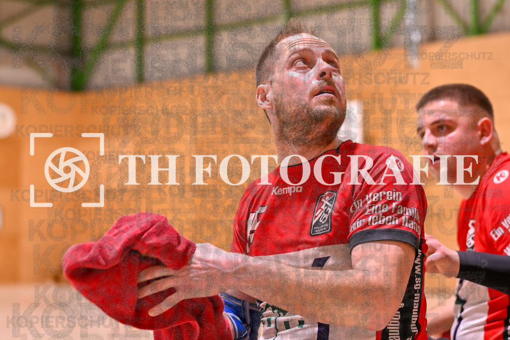 GER, SG Maulburg/Steinen - TV St. Georgen, Handball, Landesliga, 16. Spieltag, Saison 2023/2024, 17.02.2024 | Daniel Winkelbeiner (SG Maulburg/Steinen, #15) mit Blick Richtung Uhr.

GER, SG Maulburg/Steinen - TV St. Georgen, Handball, Landesliga, 16. Spieltag, Saison 2023/2024, 17.02.2024

Foto: TH Fotografie/Thomas Hess