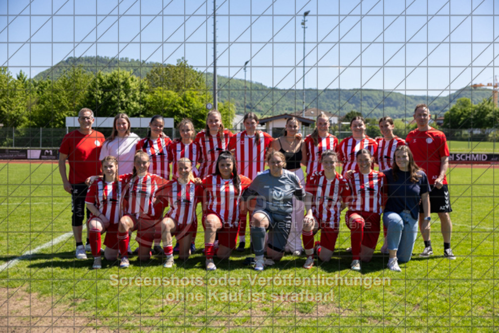 20250501_124832_1018 | #,1.FC Donzdorf II (rot) vs.1.Göppinger SV (weiß), Fussball, Frauen-Bezirkspokal Halbfinale Saison 2024/2025, Rasenplatz Lautertal Stadion, Süßener Straße 16, 73072 Donzdorf, 01.05.2025 - 10:30 Uhr,Foto: PhotoPeet-Sportfotografie/Peter Harich