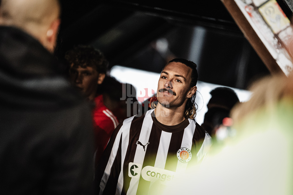 Fußball | Männer | Saison 2025/2026  | Fußball-Bundesliga | 11. Spieltag | FC St. Pauli vs. 1. FC Union Berlin | 23.11.2025 | Jackson Irvine (#7, FC St. Pauli) im Spielertunnel