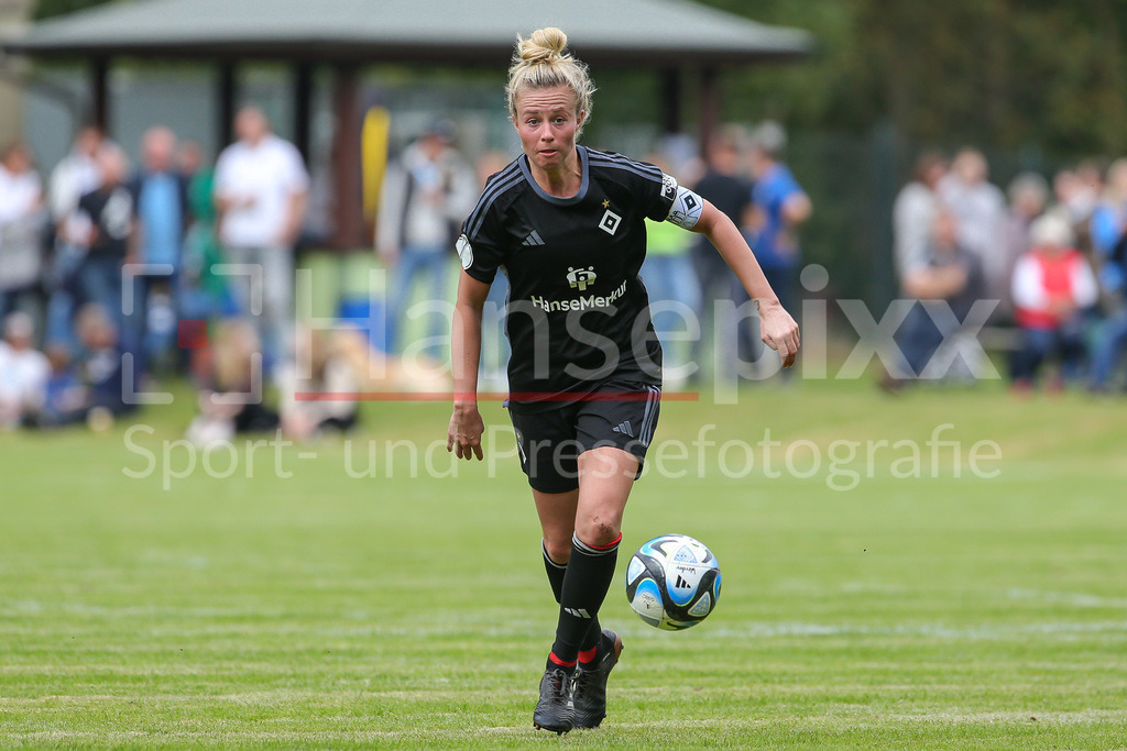 Fussball, Testspiel Frauen, Hamburger SV - SV Werder Bremen | v.li.: Nina Brüggemann (Hamburger SV, 5) Freisteller, Einzelbild, Ganzkörper, Aktion, Action, Spielszene