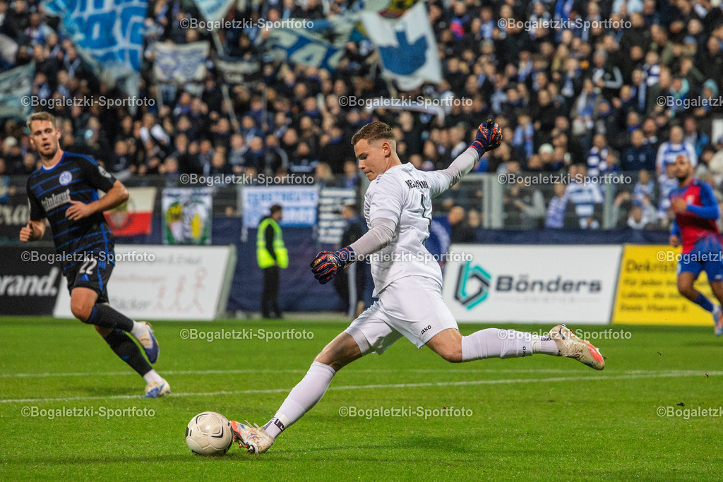 Jonas Holzum | 15.10.2025, Fußball, Niederrheinpokal, 3.Runde, KFC Uerdingen - MSV Duisburg: Jonas Holzum (KFC Uerdingen #1) schießt den Ball nach vorne - Realisiert mit Pictrs.com