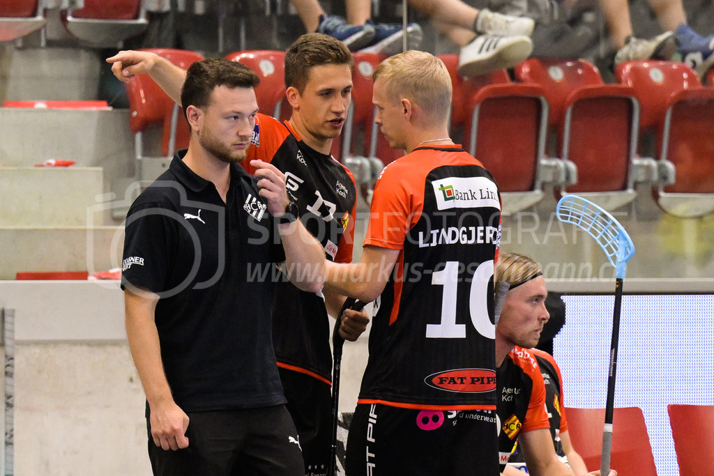 HC Rychenberg vs. Floorball Köniz - 28. August 2022 | HC Rychenberg vs. Floorball Köniz
AXA Arena, Winterthur
Flemming Kühl (#17 HC Rychenberg) und Markus Lindgjerdet (#10 HC Rychenberg) diskutieren, links Torhütertrainer Mirco Castelletti (HC Rychenberg).
Bild: Sportfotografie Markus Aeschimann | www.markus-aeschimann.ch - Realisiert mit Pictrs.com