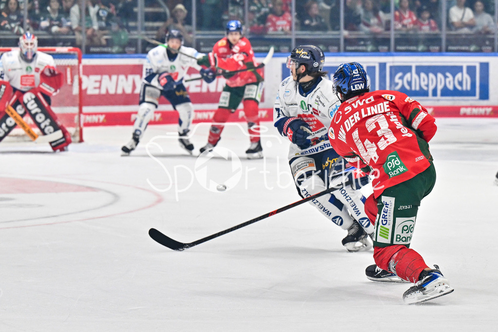 Augsburger Panther - Iserlohn Roosters | der Schuss von Leon VAN DER LINDE (Augsbuerger Panther #43) geht am Tor vorbei / Penny DEL: Augsburger Panther - Iserlohn Roosters; Curt Frenzel Stadion am 21.09.2025