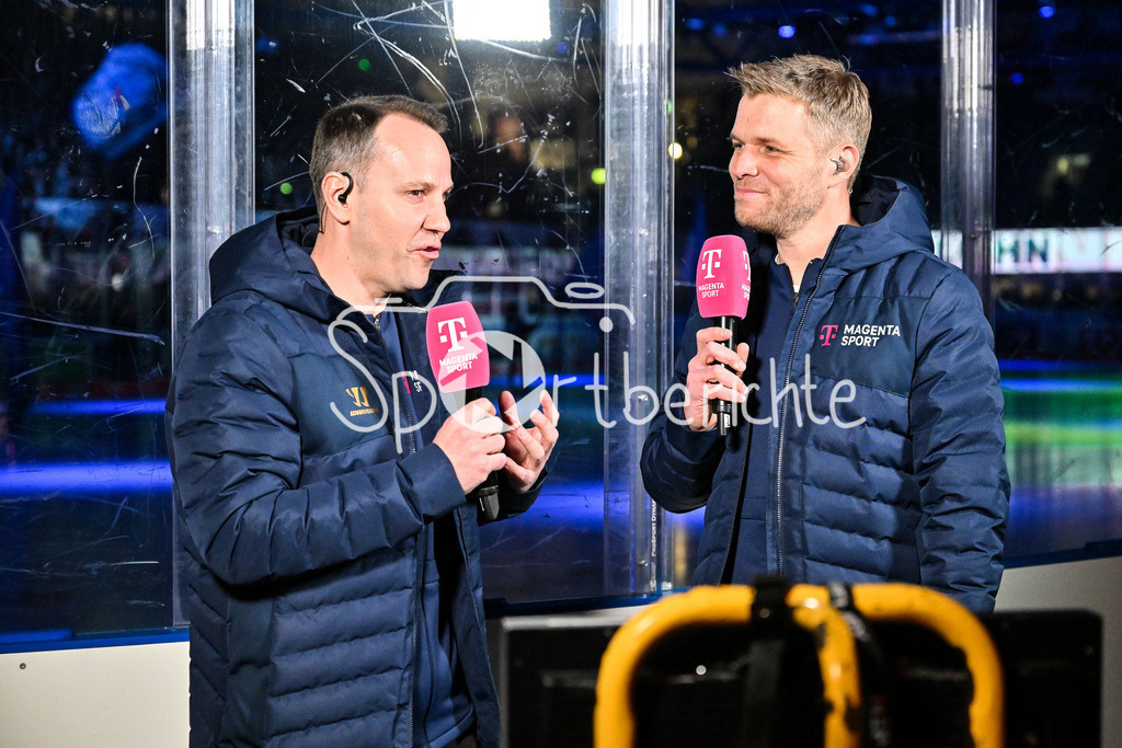 Iserlohn Roosters - Augsburger Panther | Die Vorberichte von Magentasport laufen - im Bild Christoph ULLMANN / Einzelfoto / Freisteller / DEL: Iserlohn Roosters - Augsburger Panther, Eissporthalle Iserlohn am 07.03.2025