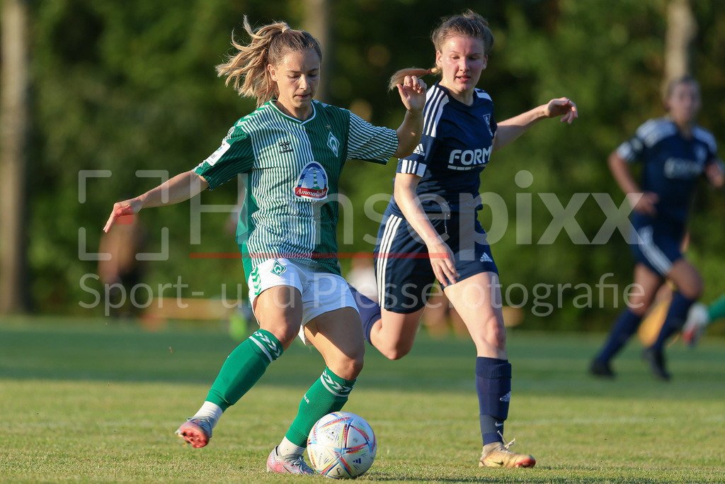 Fussball, Testspiel Frauen, FC Geestland - SV Werder Bremen | v.li.: Michelle Weiß (SV Werder Bremen, 8) und Lisa Bachmann (FC Geestland, 25) im Laufduell, Zweikampf, Duell, Dynamik, Aktion, Action, Spielszene