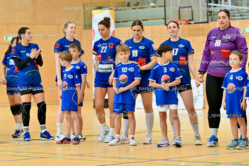 SC Ferlach vs. WAT Atzgersdorf | SC Ferlach Damen Mannschaft Einlauf mit SC Ferlach Nachwuchs, SC Ferlach vs. WAT Atzgersdorf, SC Ferlach vs. WAT Atzgersdorf am 12.05.2024 in Ferlach (Ballspielhalle Ferlach), Austria, (Photo by Bernd Stefan)