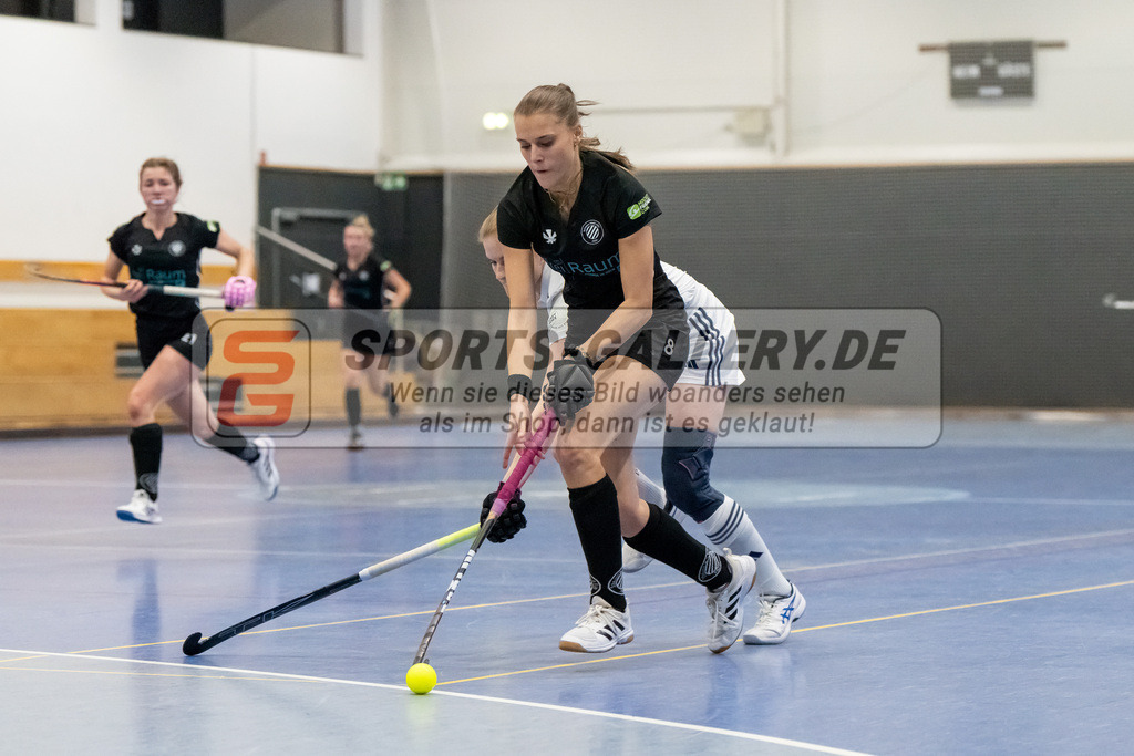 HK_20241201_109484 | 1. Bundesliga Halle Damen Düsseldorfer HC - Schwarz Weiss Köln am 1.12.2024 DHC, Düsseldorf , Mailin Evert ( Schwarz Weiss Köln #8 ) , Annika Sprink ( Düsseldorfer HC #3 )