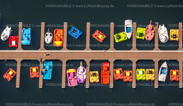 Duesseldorf240501182UnterbacherSee | Luftbild, Freizeitgestaltung am Unterbacher See, Bootsanlegestellen und bunte Tretboote, Unterbach, Düsseldorf, Rheinland, Nordrhein-Westfalen, Deutschland