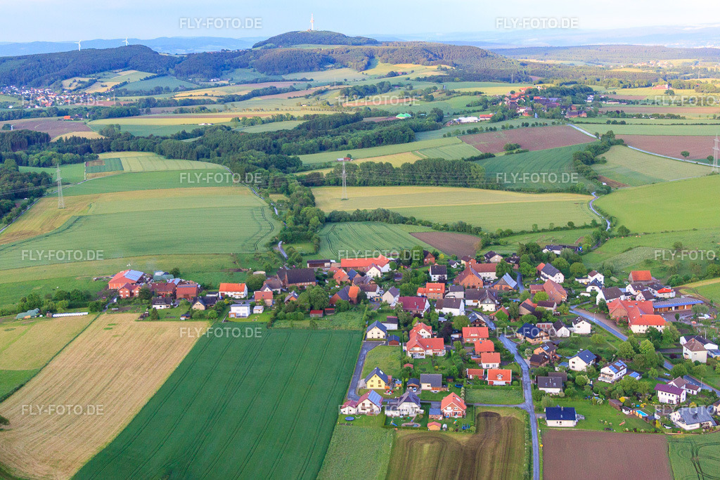 Dorfansicht aus Südwesten | Luftbild: Dorfansicht aus Südwesten im Ortsteil Niese in Lügde im Bundesland Nordrhein-Westfalen in Deutschland. Foto: IMG_65515.jpg vom 24.05.2014 durch Werner Riehm/FLY-FOTO.de - Realisiert mit Pictrs.com