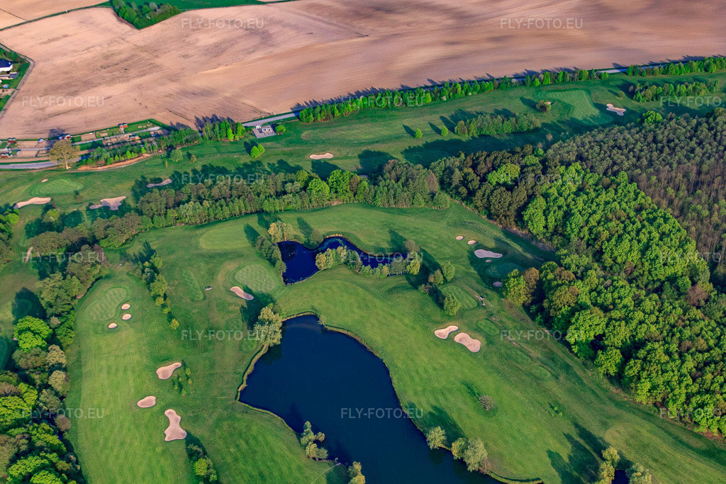 Vue aérienne: Greens et étangs du club de golf de Baden-Baden Soufflenheim à Soufflenheim dans le département Bas Rhin, France – .Photo: IMG_39513.jpg prise le 14/04/2011 par Werner Riehm/FLY-FOTO.eu – Résolution de l'original: 4752 x 3168 px
