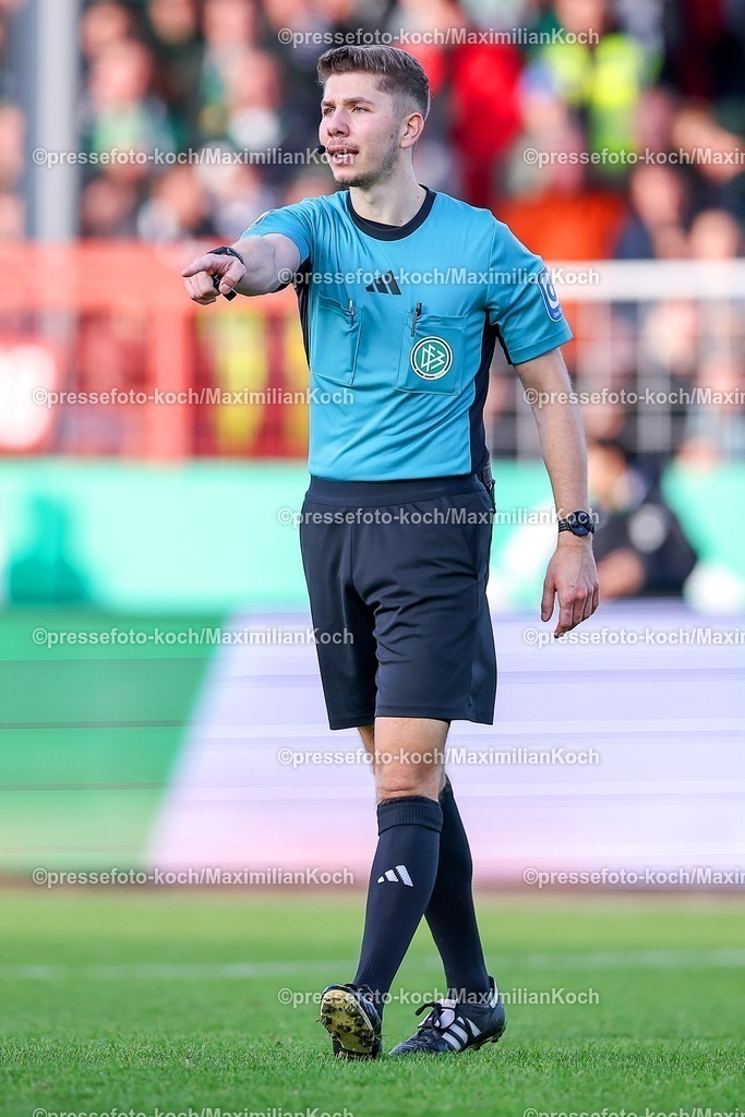 PRM21122501045 | 21.12.2025, Fußball, Preußen Münster - SV 07 Elversberg, 2. Fußball Bundesliga,  Preußenstadion, 17.Spieltag, Saison 2025 2026: Schiedsrichter Felix Wagner gestikulierend auf dem Spielfeld   DFB regulations prohibit any use of photographs as image sequences and or quasi-video.