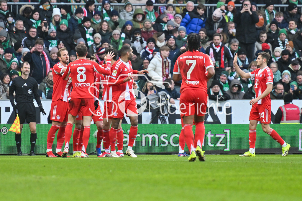 SV Werder Bremen - FC Bayern München | BREMEN, GERMANY - 14. FEBRUARY: Jubel der Bayern nach dem Treffer zum 0-2 durch Harry KANE (FC Bayern Munich 9) / Foulelfmeter / Tor / Torschuetze / Freude / Happy während dem Bundesligamatch zwischen dem SV Werder Bremen und dem FC Bayern München am 22. Spieltag im Weserstadion / DFL REGULATIONS PROHIBIT ANY USE OF PHOTOGRAPHS AS IMAGE SEQUENCES AND/OR QUASI-VIDEO