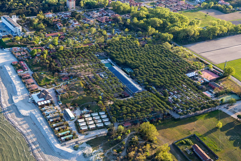 Luftbild: Ortsansicht im Ortsteil Lido di Pomposa-Lido degli Scacc in Comacchio im Bundesland Ferrara in Italien. Foto: IMG_098648.jpg vom 06.04.2017 durch Werner Riehm/FLY-FOTO.de