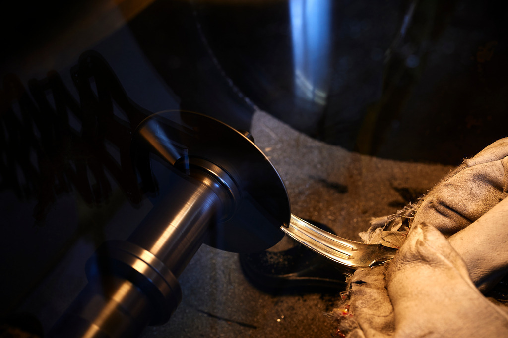 Gabelzinken werden ausgefraest | Wien, Austria - February 22, 2017: Wiener Silbermanufactur;  Gabelzinken werden ausgefraest. - Realisiert mit Pictrs.com