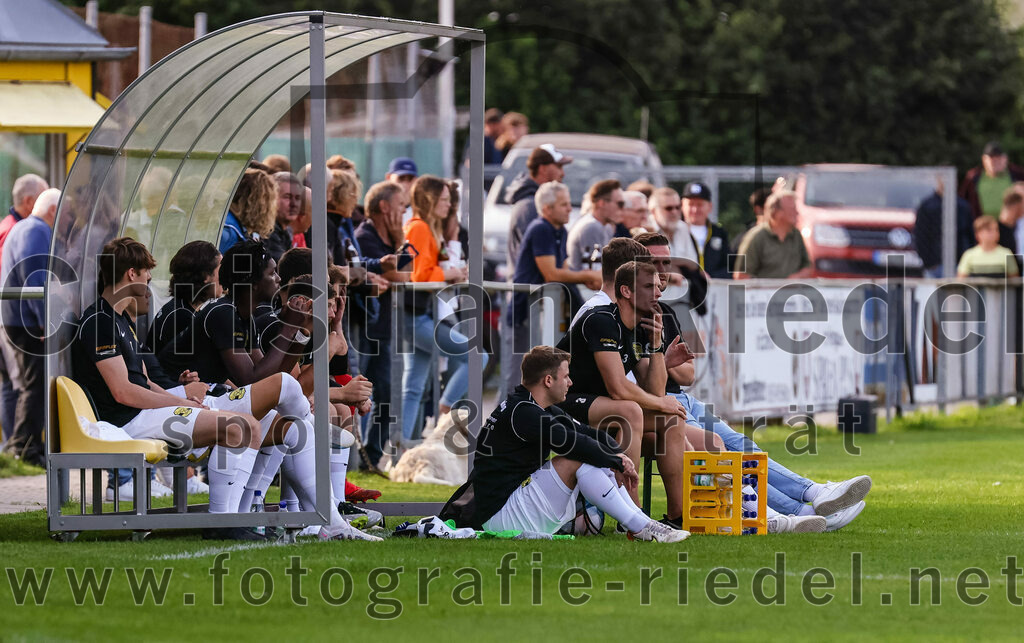 2023-08-08_032_FC_Moosinning_gegen_FC_Langengeisling | Moosinning, Deutschland, 08.08.2023:
Fußball, Bezirksliga Oberbayern Ost 2023 / 2024, 3. Spieltag, FC Moosinning gegen FC Langengeisling, Endergebnis: 0:4

Peter Werndl (FC Moosinning, #9), Johannes Volkmar (FC Moosinning, #3)

Foto: Christian Riedel / fotografie-riedel.net