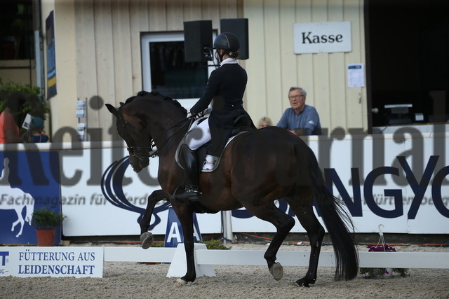Birkhof_2022_GrandPrixSpecial_Nicole Isser_DiCaprio 4 (11) | Alle Fotos der Reiterjournal Fotografin Doris Matthaes im Reiterjournal Online-Fotoshop. - Realisiert mit Pictrs.com