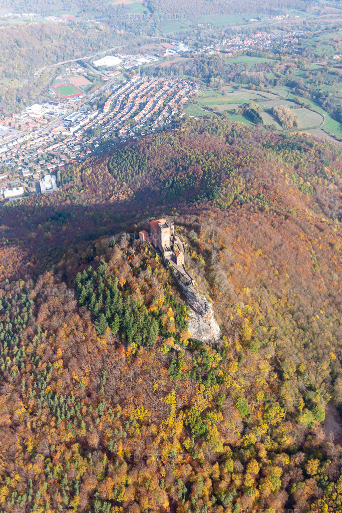 Luftbild: Burg Trifels in Annweiler am Trifels im Bundesland Rheinland-Pfalz in Deutschland. Foto: IMG_123719.jpg vom 07.11.2020 durch Werner Riehm/FLY-FOTO.de