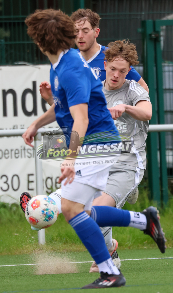 SV Enger-Westerenger - TuS Bruchmühlen | Auf dem Bild zu sehen: grau SV Enger-Westerenger: Fabrice Walter ; blau TuS Bruchmühlen: Moritz BergSV Enger-Westerenger, TuS Bruchmühlen, Saison 25/26, Kreisliga A, Enger, Deutschland - Realisiert mit Pictrs.com