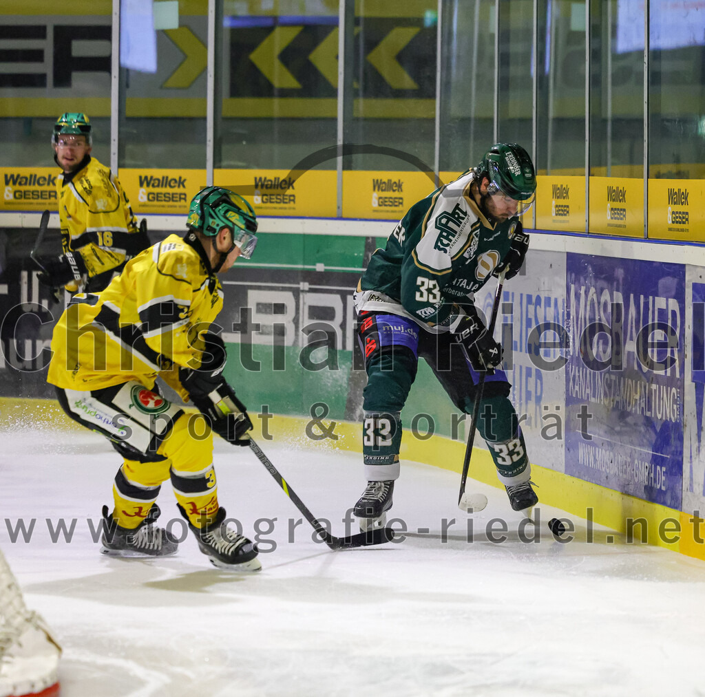 2025-12-19_038_TSV_Erding_gegen_Toelzer_Loewen | Erding, Deutschland, 19.12.2025:Eishockey, Oberliga Süd 2025 / 2026, 27. Spieltag, TSV Erding gegen Tölzer Löwen, Endergebnis: 2:5Karel Klikorka (Tölzer Löwen, #3), Marc Schmidpeter (Erding Gladiators, #33)Foto: Christian Riedel / fotografie-riedel.net