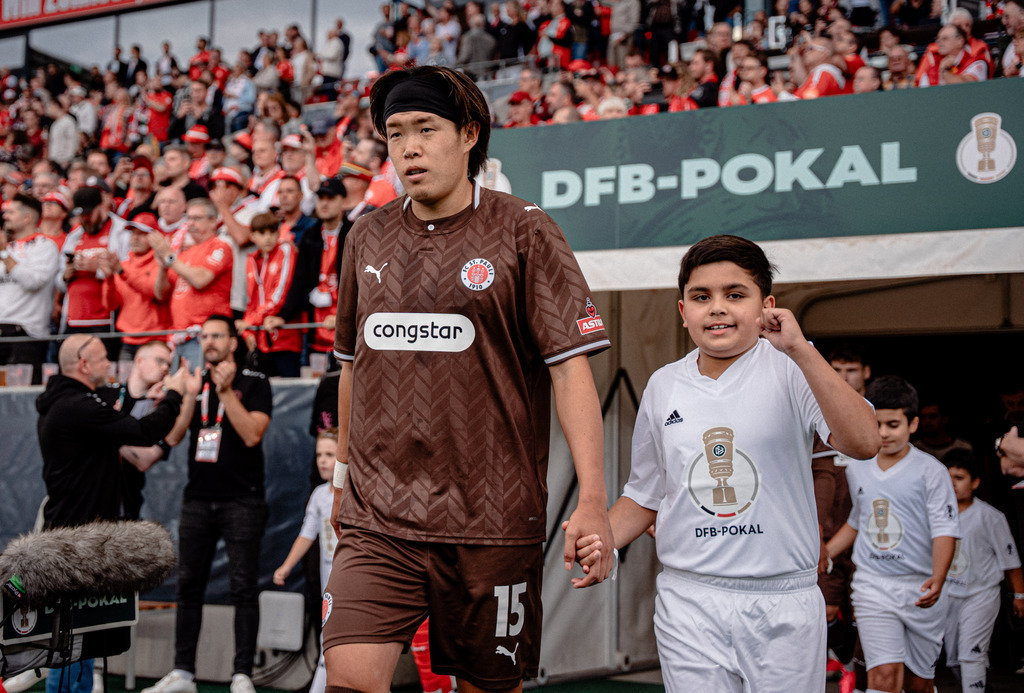 FCSP_YD-05582 | Der offizielle Shop für FC St. Pauli Fotos. Wähle aus Spielszenen & Fanmomenten dein FCSP Wunschformat. Wir liefern Millerntor-Atmosphäre.