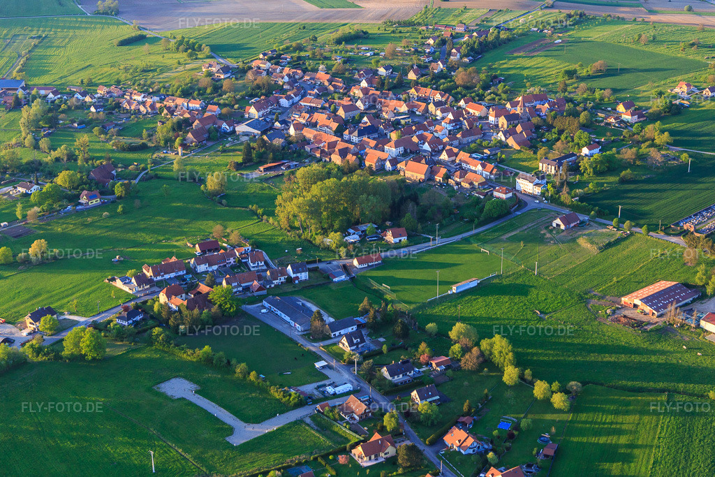 Luftbild: Dorfansicht aus Südwesten in Mackwiller im Bundesland Bas-Rhin in Frankreich. Foto: IMG_145866.jpg vom 30.04.2025 durch Werner Riehm/FLY-FOTO.de
