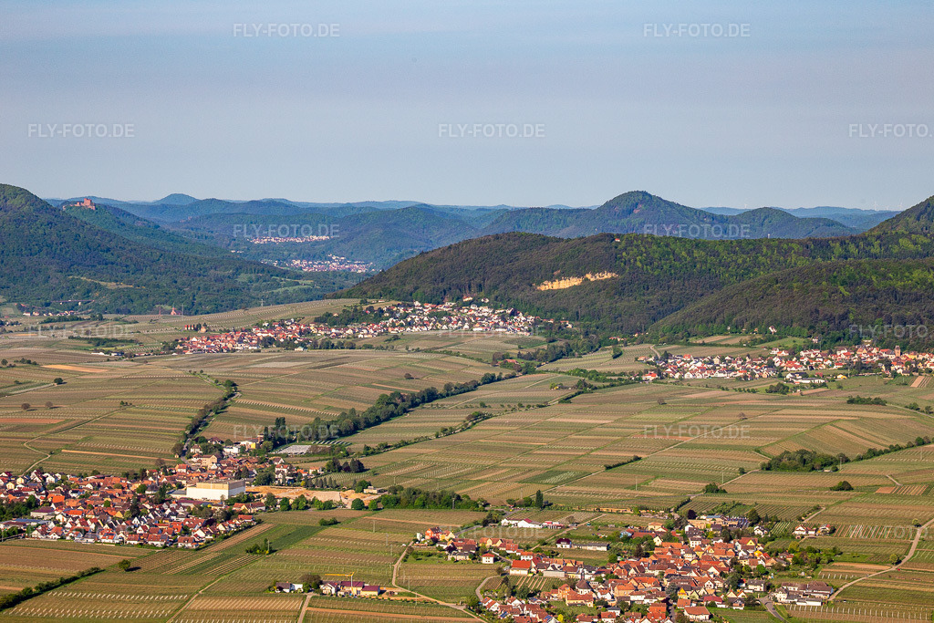 Luftbild:  in Böchingen im Bundesland Rheinland-Pfalz in Deutschland. – Foto: IMG_131319.jpg vom 07.05.2022 durch Werner Riehm/FLY-FOTO.de – Auflösung des Originals: 5404 x 3603 px – Böchingen