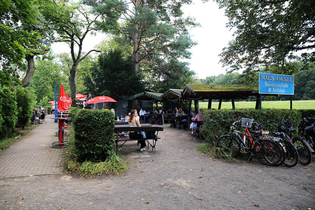 Foto: Leipzig - Auensee | Das Team hinter BILDLEXIKON LEIPZIG bündelt historische wie aktuelle Informationen über die Stadt Leipzig in Text und Bild auf einer Plattform und stellt diese der interessierten Öffentlichkeit zur Verfügung.