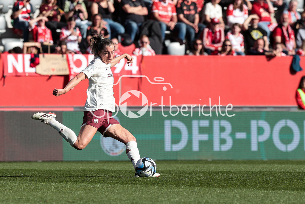 FC Bayern München Damen - Eintracht Frankfurt Damen | am Ball Linda SEMBRANT (FCB #2) / Freisteller / Einzelfoto