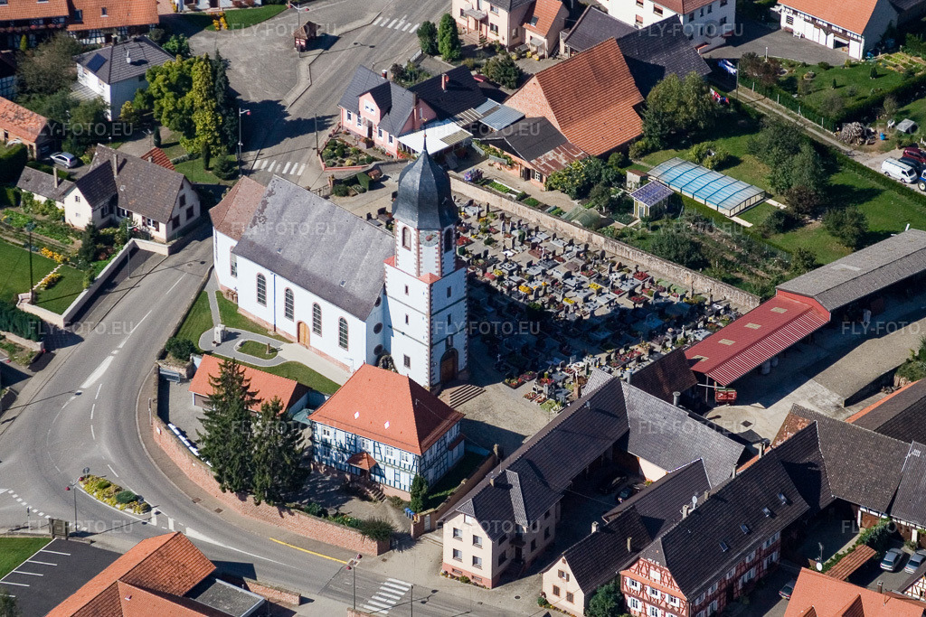 Vue aérienne: Église au centre du village à Niederlauterbach dans le département Bas Rhin, France. Photo: IMG_13564.jpg prise le 28/09/2008 par Werner Riehm/FLY-FOTO.eu – Résolution de l'original: 3123 x 2083 px