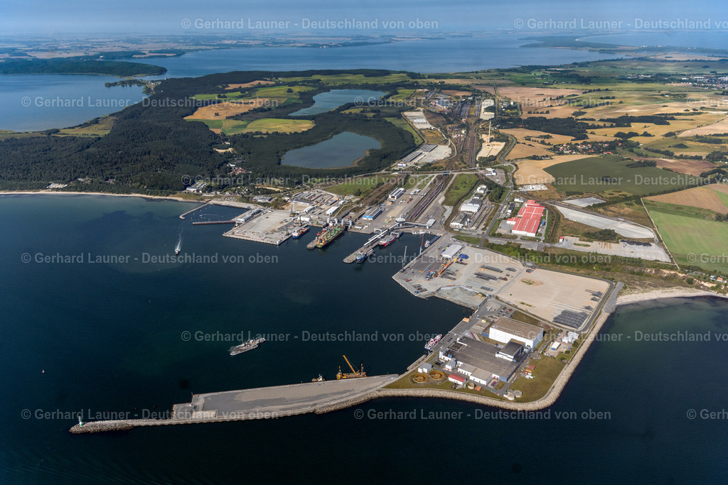 4061345 | SASSNITZ 08.09.2021 Bahnhof und Hafenanlagen am Ufer des Hafenbeckens des Fährhafen Mukran im Ortsteil Hagen in Sassnitz im Bundesland Mecklenburg-Vorpommern, Deutschland. Weiterführende Informationen bei: DB Netz AG,  Deutsche Bahn AG. // Trainstation and port facilities on the shores of the harbor of of Faehrhafen Mukran in the district Hagen in Sassnitz in the state Mecklenburg - Western Pomerania, Germany. Further information at: DB Netz AG,  Deutsche Bahn AG. Foto: Gerhard Launer