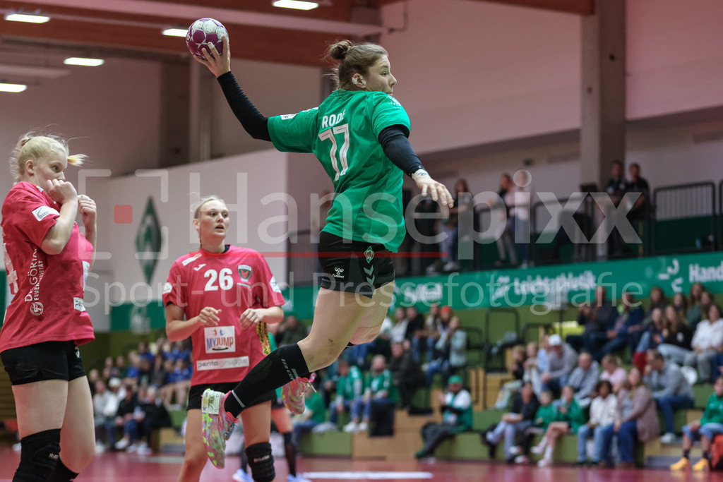 Handball, 2. Bundesliga Frauen, SV Werder Bremen - Füchse Berlin | v.li.: Elaine Rode (SV Werder Bremen, 77) beim Wurf, am Ball, Spielszene, Aktion, Action