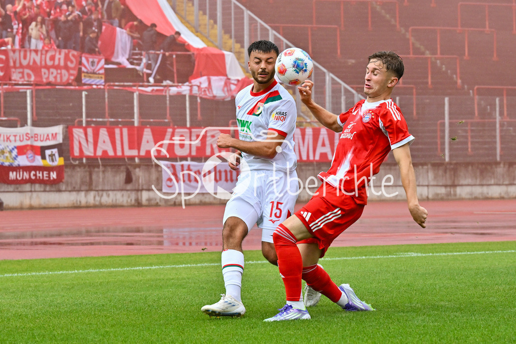 FC Augsburg II - FC Bayern Amateure | im Duell Mahmut Can KUECUEKSAHIN (FC Augsburg II 15) und Tim BINDER (FC Bayern Muenchen II 11) / Zweikampf / Regionalliga Bayern: FC Augsburg II - FC Bayern Muenchen II, Rosenaustadion am 25.07.2025