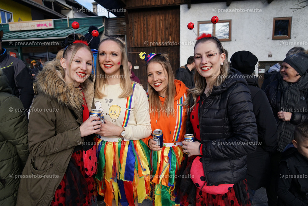 news-2023-Feb11-Fasching-Weissenbach-DSC01867 | Info aus dem Bezirk Reutte/Ausserfern Tirol sowie eine umfangreiche Bilddatenbank über die gesamte Region: Lechtal, Talkessel Reutte, Tannheimertal, Zwischentoren. Lech, Plansee, Zugspitze, Grenztunnel, B179, Fernpassstraße, Verkehr, Lawinen, Tradition, - Realisiert mit Pictrs.com