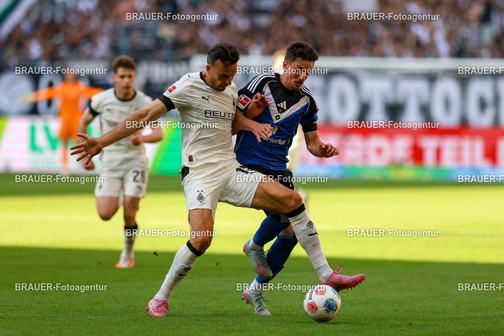 Borussia Mönchengladbach vs Hamburger SV - Bundesliga  | Mönchengladbach, Deutschland, 24.08.25:   Haris Tabakovic (Borussia Mönchengladbach) und Giorgi Gocholeishvili (Hamburger SV) im Kampf um den Ball waehrend des Spiels der Bundesliga zwischen Borussia Mönchengladbach vs Hamburger SV im Stadion im Borussia Park(Foto von Brauer-Fotoagentur / Adrian Schlueter)