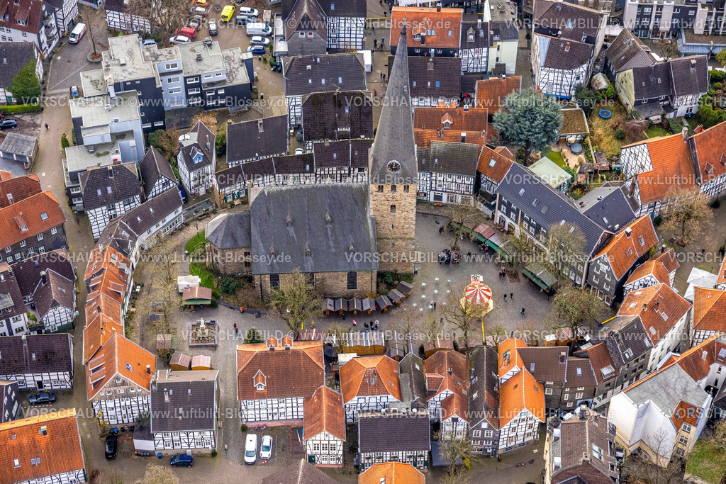 Hattingen251200320 | Luftbild, Weihnachtsmarkt in der historischen Altstadt mit Fachwerkhäusern, evang. St. Georg KIrche, Hattingen, Ruhrgebiet, Nordrhein-Westfalen, Deutschland