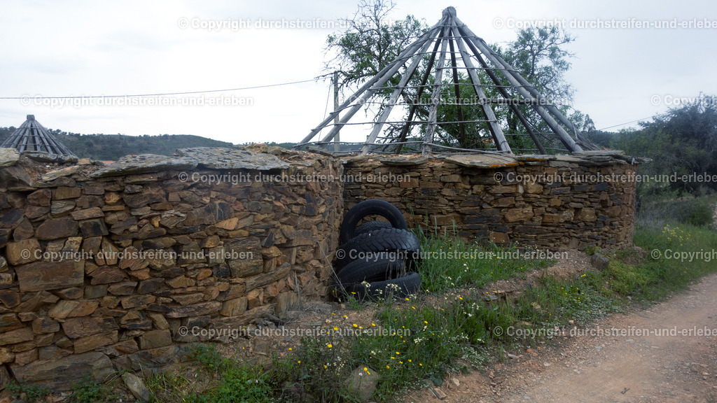 Historisches Rundhaus - palheiro - im Bergdorf Mealha, Serra do Caldeirão, Algarve | Historisches Rundhaus - palheiro - im Bergdorf Mealha, Serra do Caldeirão, Algarve - Realisiert mit Pictrs.com