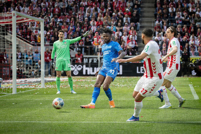 German Bundesliga,  1. FC Koeln - Bayer 04 Leverkusen, 25.04.2026 | KOELN, GERMANY - APRIL 25, 2026 : Keeper Janis Blaswich (Bayer 04 Leverkusen, 28, Edmond Tapsoba (Bayer 04 Leverkusen, 12), Linton Maina (1. FC Koeln, 37), Jakub Kaminski (1. FC Koeln, 16) during the German Bundesliga match on gameday 31 between 1. FC Koeln - Bayer 04 Leverkusen at RheinEnergieSTADION on April 25, 2026 in Koeln, Germany. DFL REGULATIONS PROHIBIT ANY USE OF PHOTOGRAPHS AS IMAGE SEQUENCES AND/OR QUASI-VIDEO.