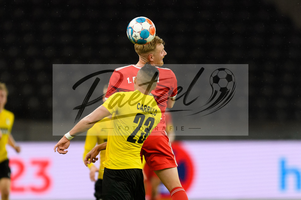 FCUKUO20210826_042 | Fussball, Herren: Andreas Voglsammer (1.FC Union Berlin) und Daniel Carrillo (Kuopion PS) im Zweikampf beim Spiel der UEFA Conference League zwischen 1. FC Union Berlin und Kuopion PS im Olympiastadion am 26.08.2021 in Berlin, Deutschland. - Realisiert mit Pictrs.com