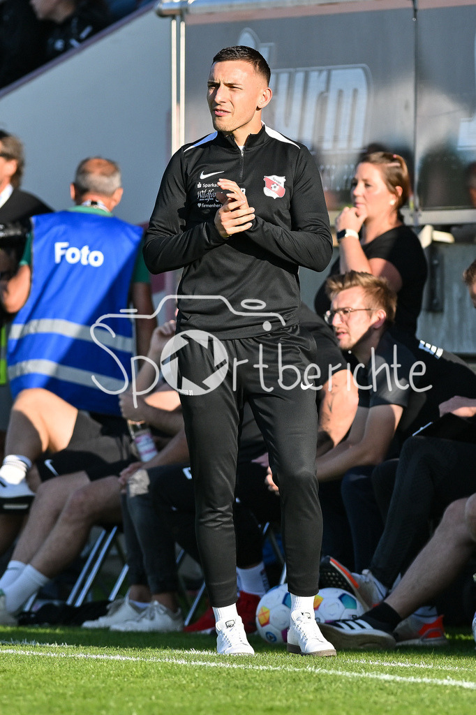 SpVgg Hankofen-Hailing - FC Bayern Amateure | im Bild Tobias BECK - Trainer Hankofen-Hailing / Freisteller / Einzelfoto