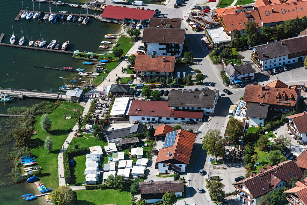 dr__0077096.jpg | GSTADT AM CHIEMSEE 06.09.2021 Dorfkern an den See- Uferbereichen des Chiemsee unterwandertem sieht man den Ankeger der Chiemsee Schifffahrt in Gstadt am Chiemsee im Bundesland Bayern, Deutschland. // Village on the lake bank areas of Chiemsee in Gstadt am Chiemsee in the state Bavaria, Germany. Foto: Daniel Reiter