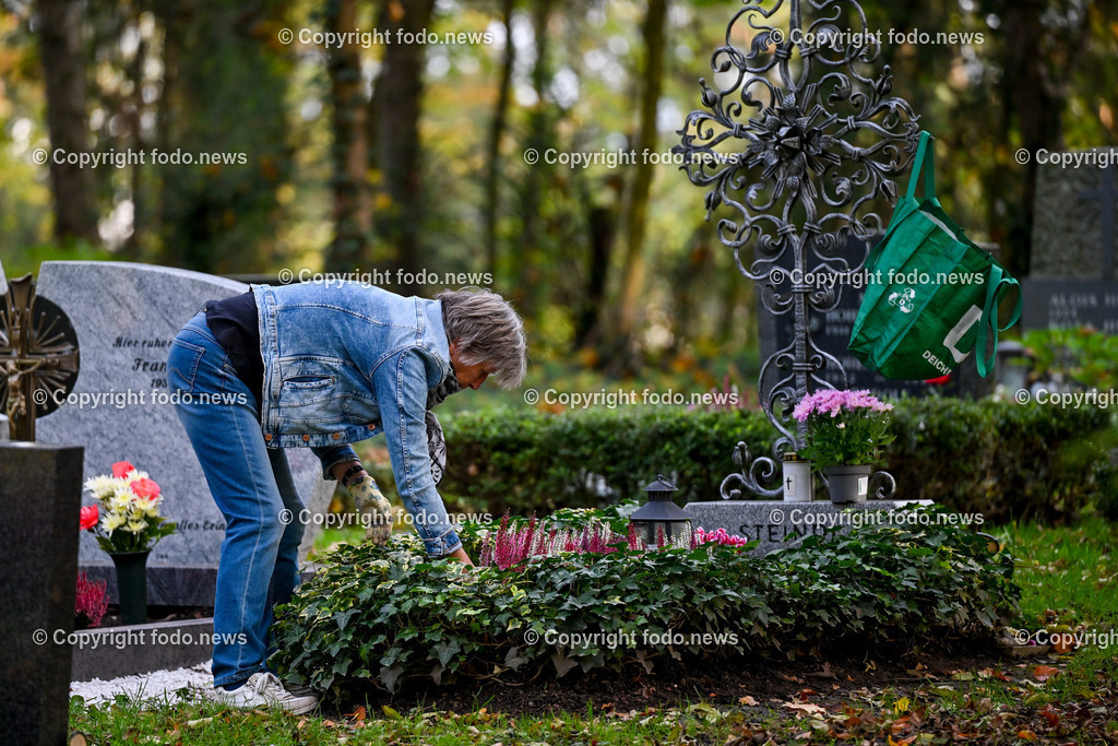 Friedhof_ Kreuz_ Kruzifix_ Jesu Christi_ Allerheiligen_ 26.10.2024-53 | 26.10.2024, Friedhof, AUT, Allerheiligen, Themenbilder im Bild Friedhof, Kreuz, Kruzifix, Jesu Christi, Allerheiligen, Engerl, Engel, Kerzen, Grab, Grablicht, Blumen, Skulptur, Grabstein, Symbolbild, Grablaterne, Grabkerze, Grabkerzen, Grablichter, Kerze, Grabkreuz, Gedenken, Bestattung, Verstorbene, Totenruhe, Grab, Urne, Blumenschmuck, Schmuck, Besucher, Feature, kreativ, creativ, Linz