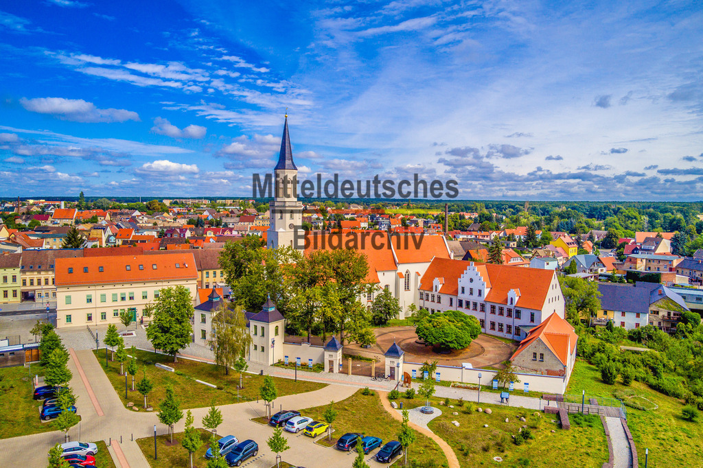 Schloss Coswig (Anhalt) LU Luftbild-0005 | Die Luftaufnahmen zeigen Coswig (Anhalt) aus der Vogelperspektive. Zwei Übersichtsaufnahmen dokumentieren die Stadt in ihrer landschaftlichen Einbettung, während die Drohnenaufnahme das Schloss Coswig als prägendes Wahrzeichen hervorhebt. Gemeinsam vermitteln die Bilder einen umfassenden Eindruck der Stadt.
 - Realisiert mit Pictrs.com