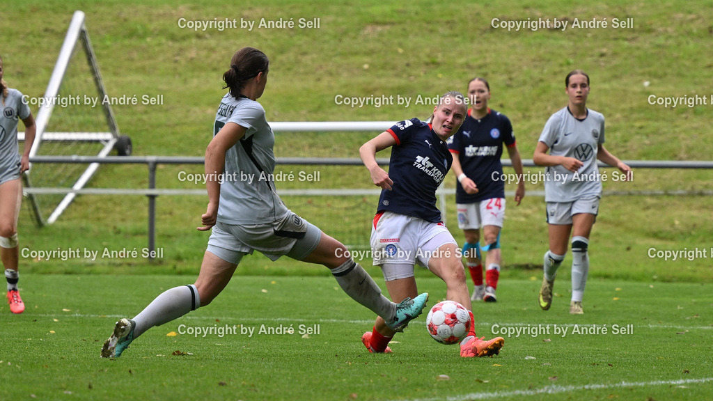 Holstein Kiel vs VfL Wolfsburg II | Alia Redant (Holstein #25) vs Maria Jonietz (Wolfsburg #5) / Fußball-Regionalliga Nord Frauen 2026/2027 / Holstein Kiel vs VfL Wolfsburg II / Waldwiese / Kiel / 13.09.26 - Realisiert mit Pictrs.com