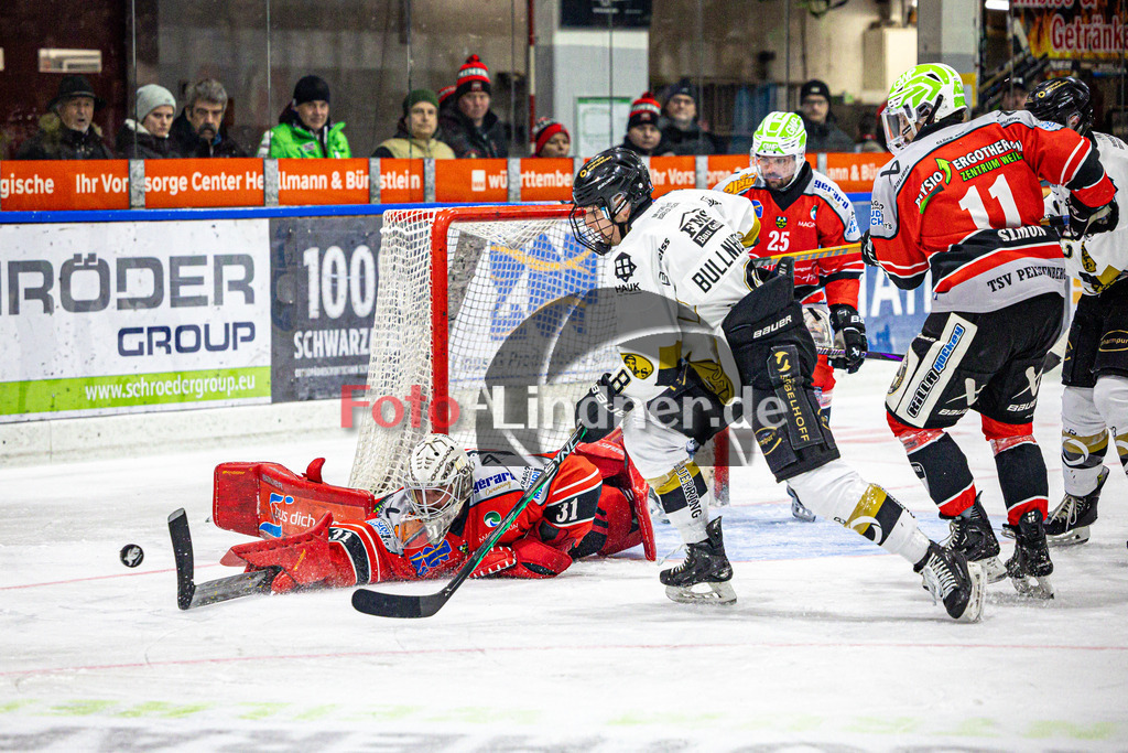 TSV Peißenberg MINERS gegen EHC Königsbrunn PINGUINE | Eishockey Bayernliga Herren Playoffs Viertelfinale 2024/25 - Spiel 2 von 7, TSV Peißenberg MINERS gegen EHC Königsbrunn PINGUINE, 20250209,Torchance Tim BULLNHEIMER (EHC 8), Korbinian SERTL (MINERS Goali 31),2025-02-09 in Peißenberg (Eisstadion Peißenberg)Korbinian SERTL (MINERS Goali 31), Tim BULLNHEIMER (EHC 8)Copyright: WolfgangxLindner foto-lindner.de