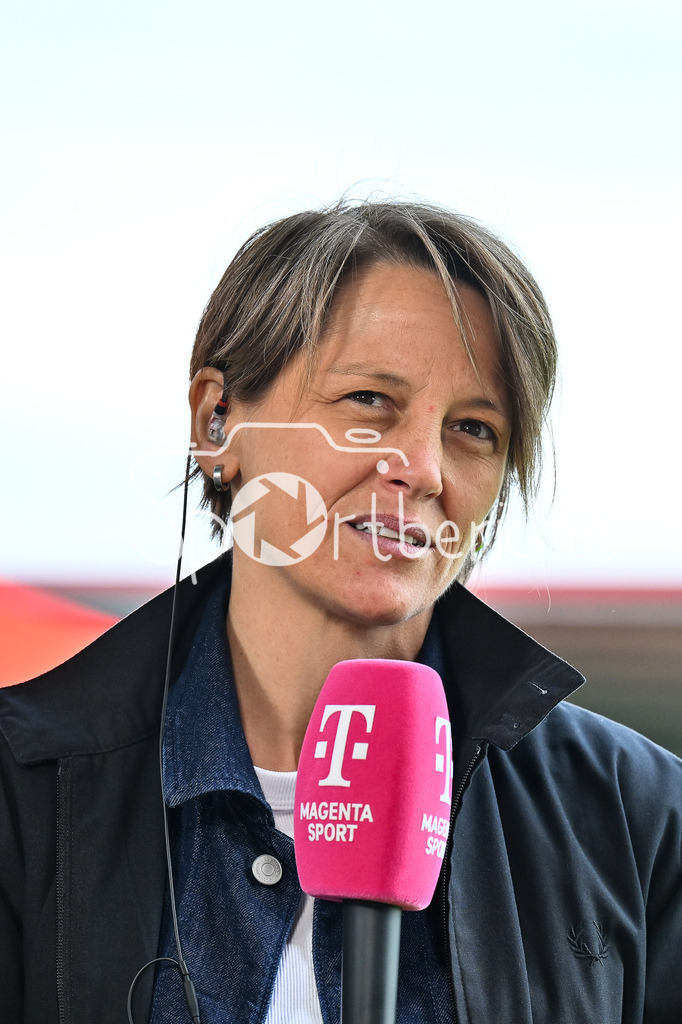 FC Bayern München - SC Freiburg | Im Bild FCB Frauen Direktorin Bianca RECH beim Interview von MagentaSport / Einzelfoto / Freisteller / Frauen Bundesliga: FC Bayern Muenchen - SC Freiburg, FC Bayern Campus am 27.04.2025