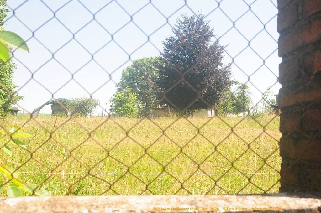 Geißmannsdorf-2026-Ortsbilder-138 | Geißmannsdorf bei Bischofswerda im Sommer 2026. Ein fotografischer Streifzug durch das Dorf Geißmannsdorf, mit Gebäuden, Straßen, Strohpuppen und geschmückten Vorgärten und Grundstücken anlässlich der 800-Jahr-Feier von Geißmannsdorf im Juni 2026 - Realisiert mit Pictrs.com